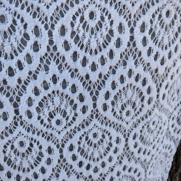 Liz Claiborne Lace front blouse in size S - Picture 3 of 4